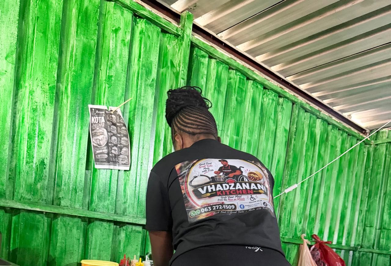 Vhadzanani Kitchen team member wearing the Vhadzanani brand